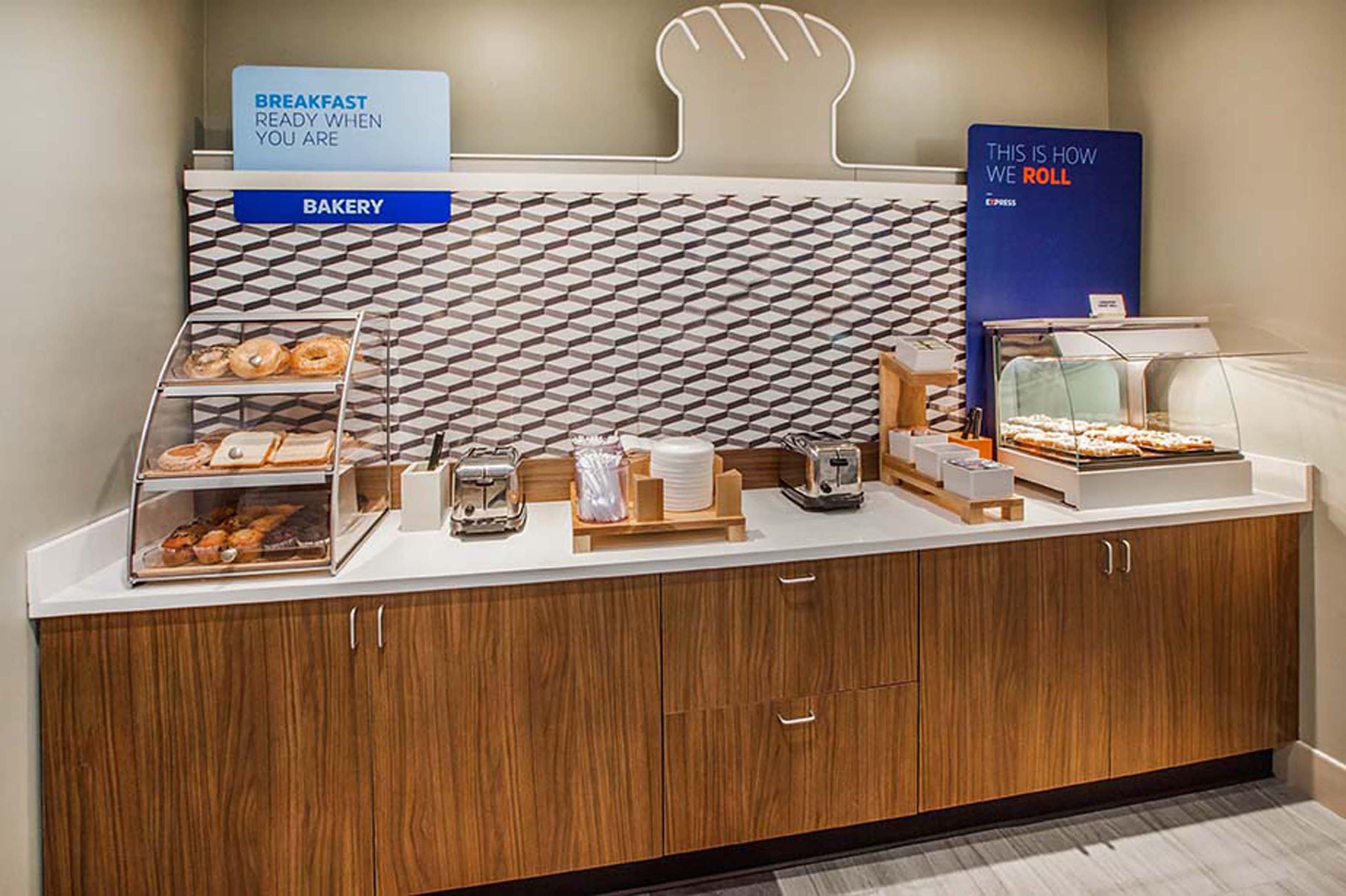 Holiday Inn Express Hotel & Suites Clarksville Екстериор снимка