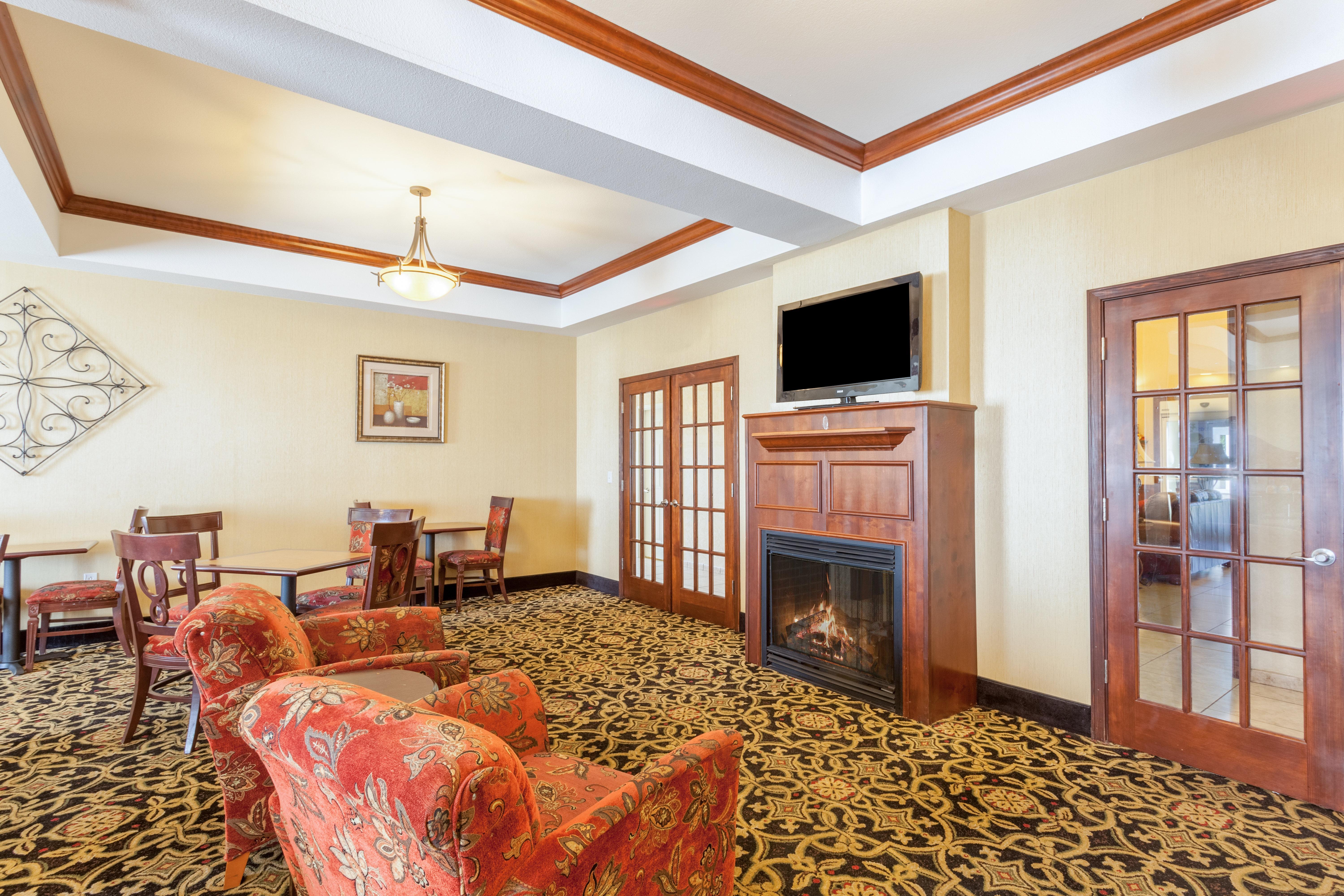 Holiday Inn Express Hotel & Suites Clarksville Екстериор снимка