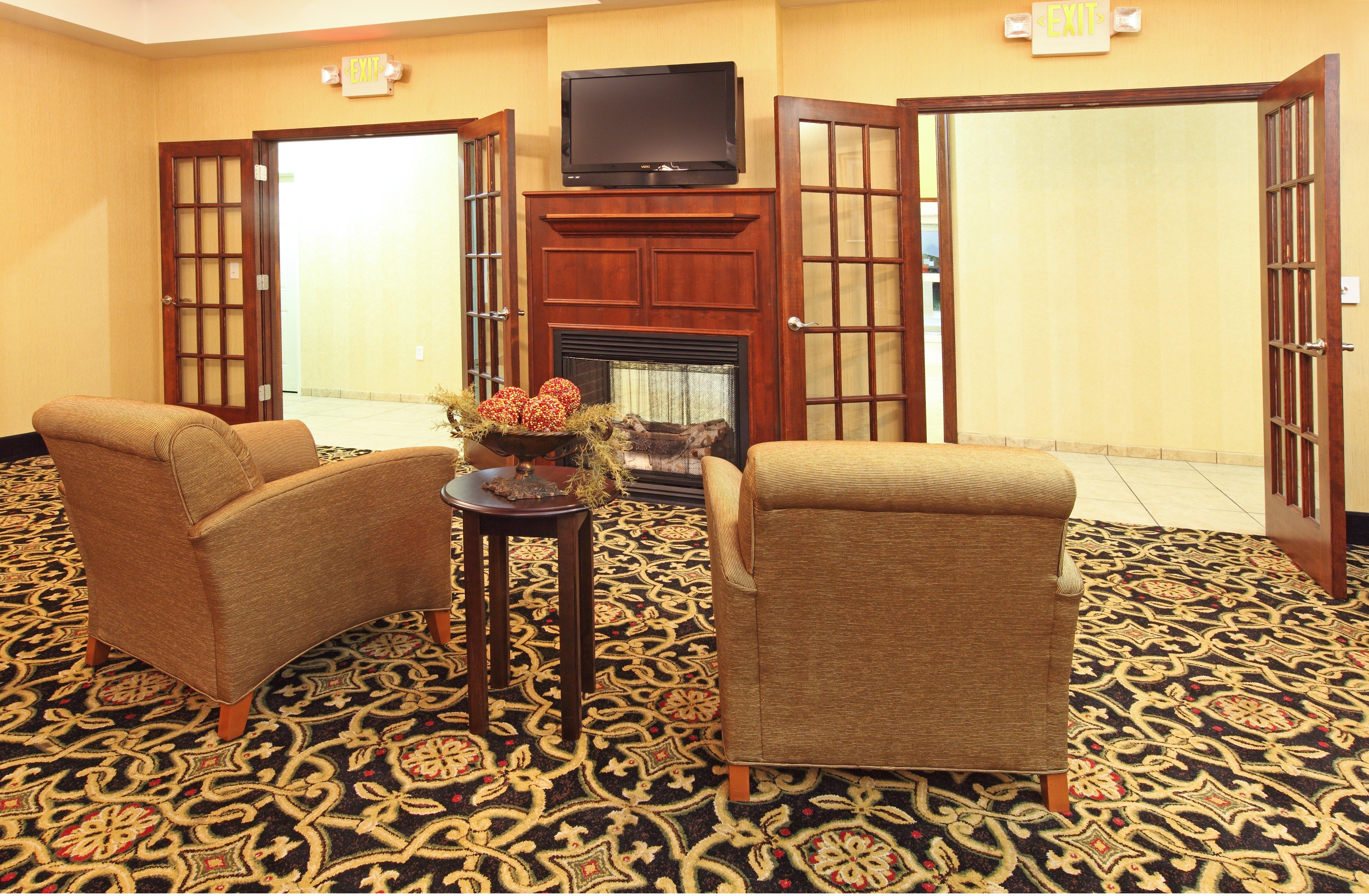 Holiday Inn Express Hotel & Suites Clarksville Екстериор снимка
