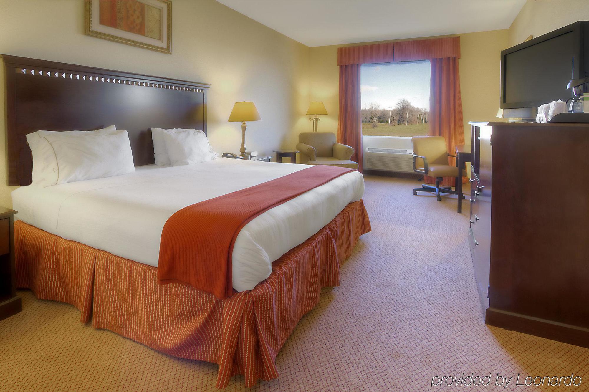 Holiday Inn Express Hotel & Suites Clarksville Екстериор снимка