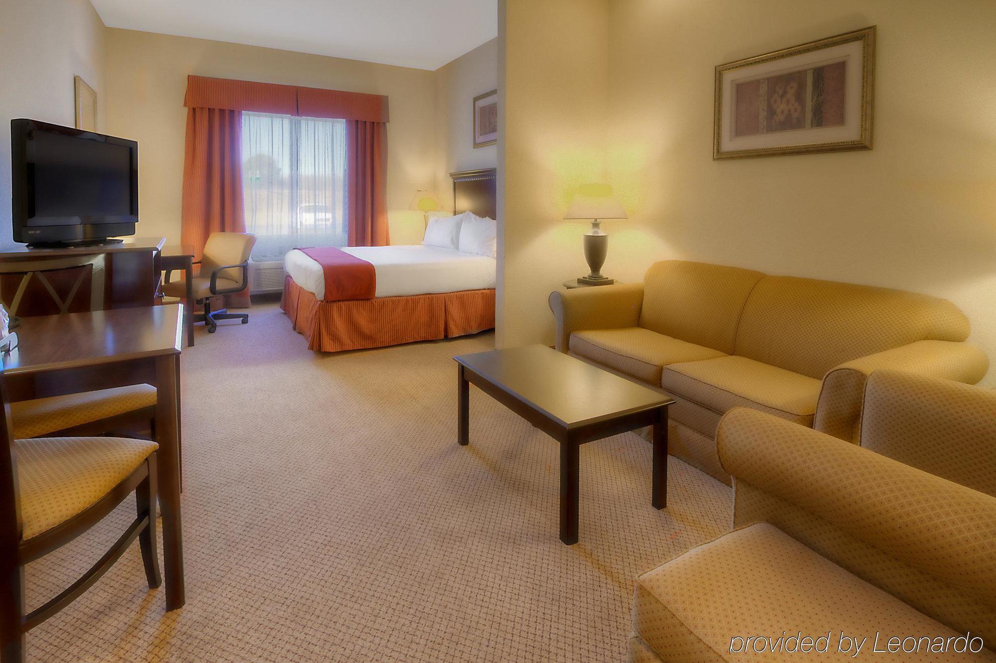 Holiday Inn Express Hotel & Suites Clarksville Екстериор снимка