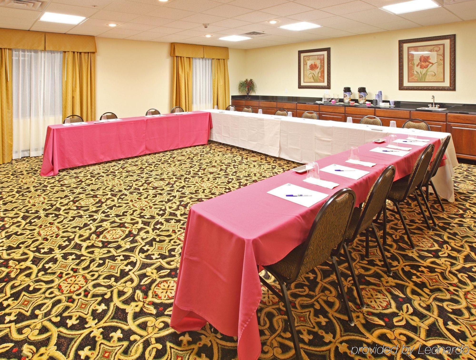 Holiday Inn Express Hotel & Suites Clarksville Съоръжения снимка