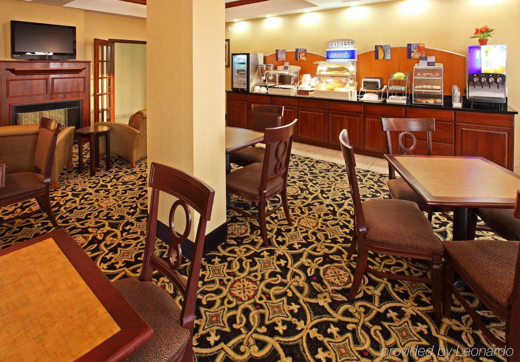 Holiday Inn Express Hotel & Suites Clarksville Екстериор снимка