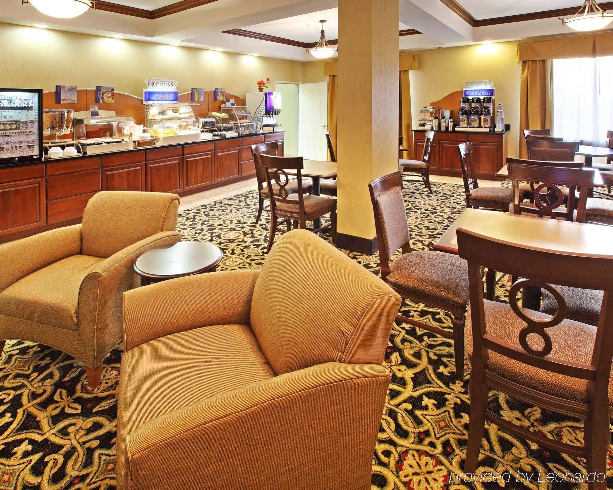 Holiday Inn Express Hotel & Suites Clarksville Екстериор снимка