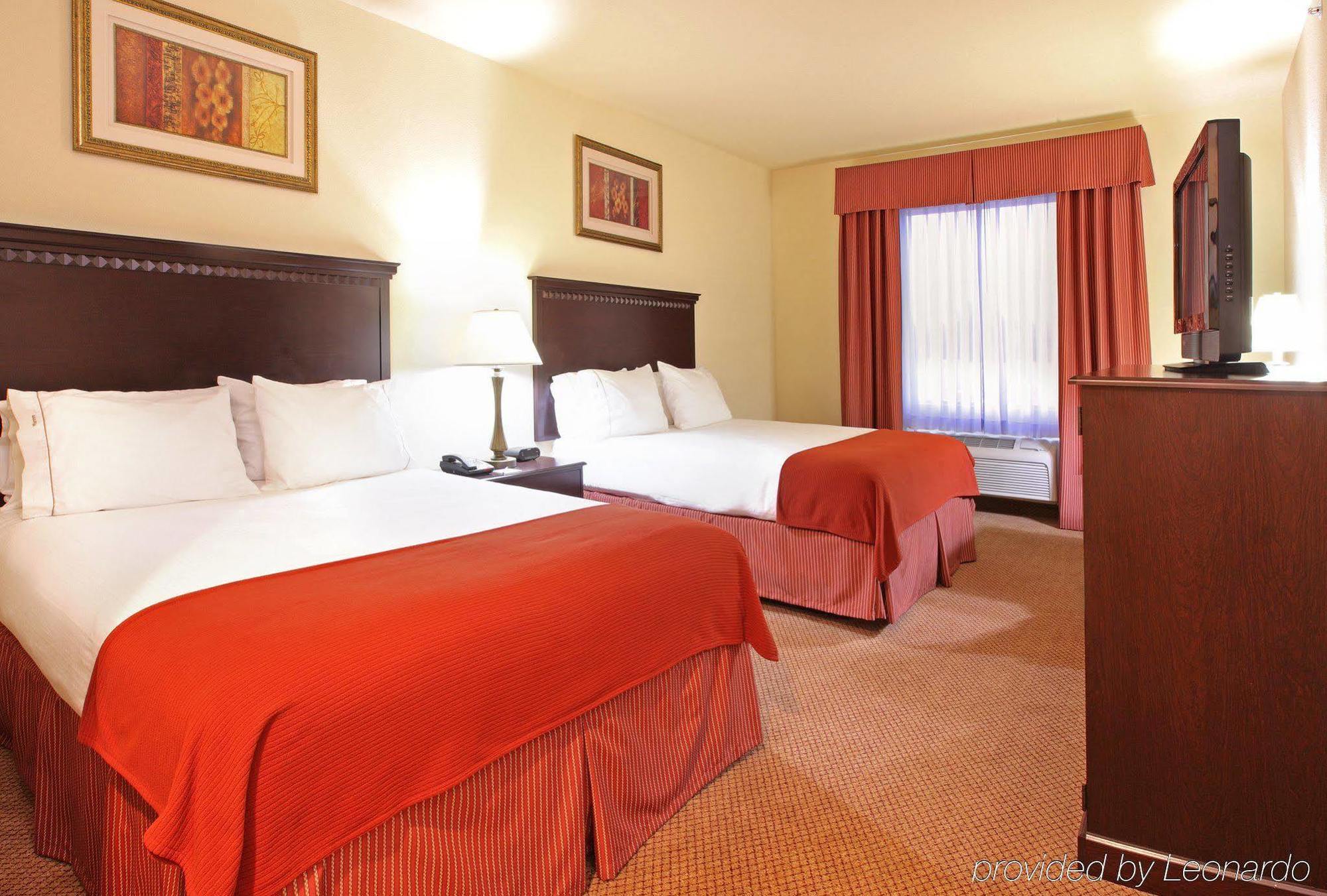 Holiday Inn Express Hotel & Suites Clarksville Стая снимка