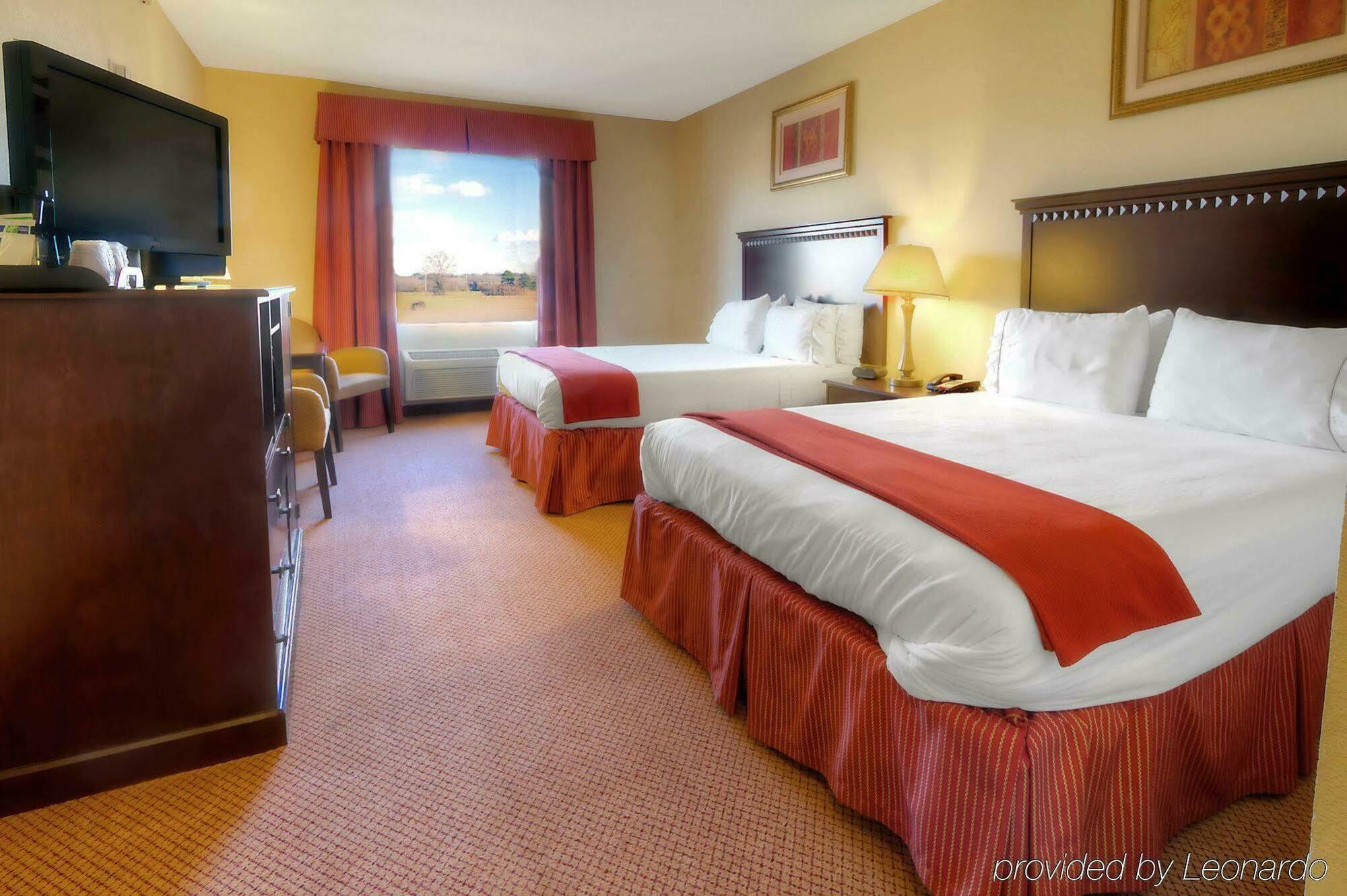 Holiday Inn Express Hotel & Suites Clarksville Екстериор снимка