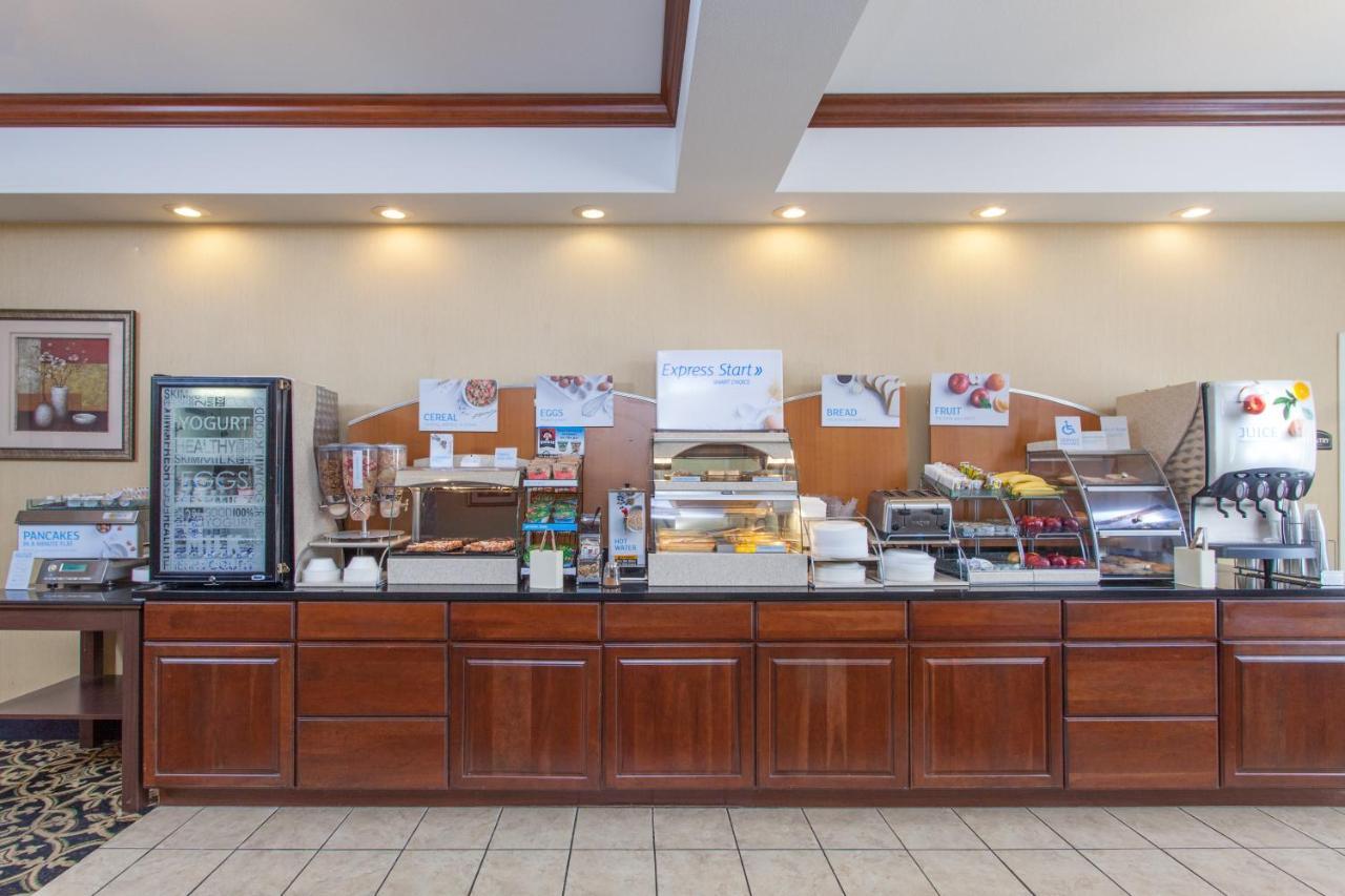 Holiday Inn Express Hotel & Suites Clarksville Екстериор снимка