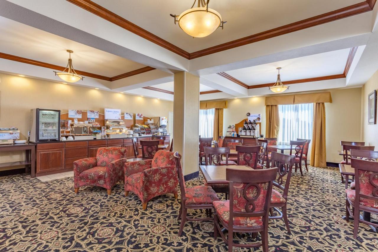 Holiday Inn Express Hotel & Suites Clarksville Екстериор снимка