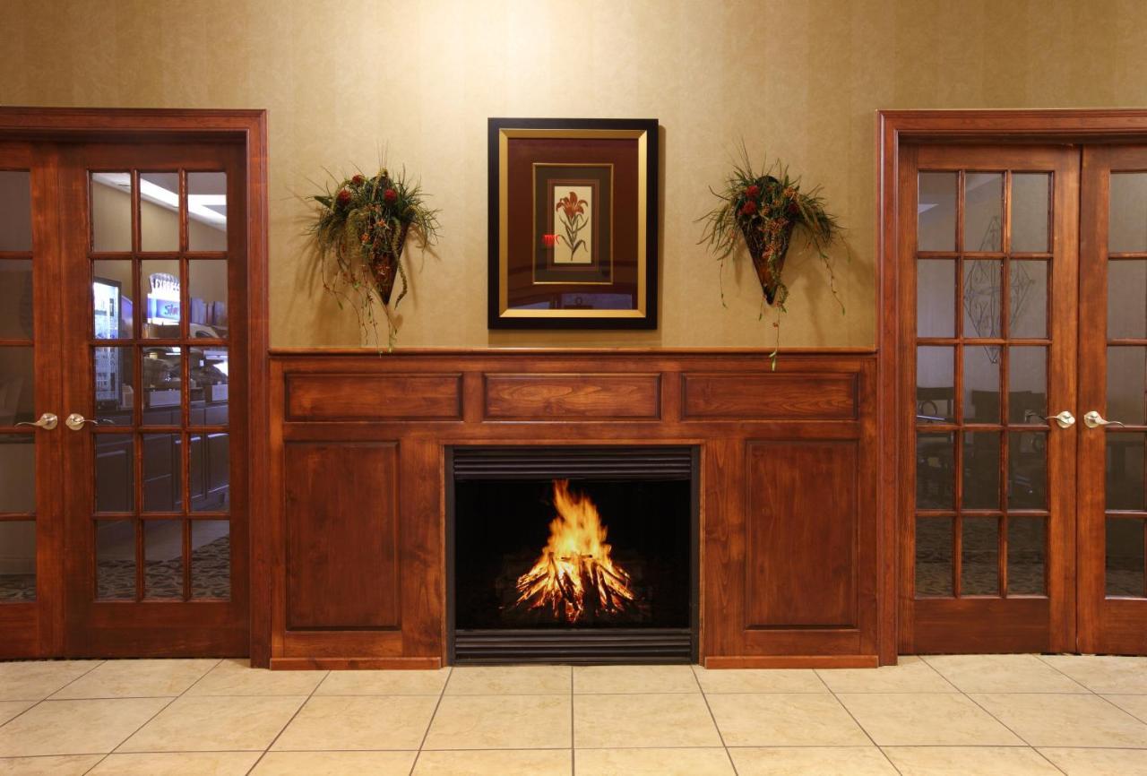Holiday Inn Express Hotel & Suites Clarksville Екстериор снимка